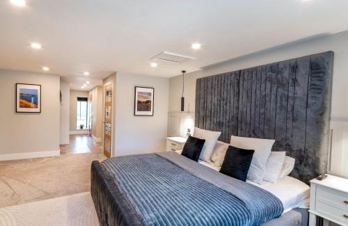 Doncaster Villa | 5 Bed Villa-Sleeps 10-Hot Tub-Bar & Pool table