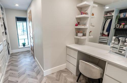 Doncaster Villa | 5 Bed Villa-Sleeps 10-Hot Tub-Bar & Pool table