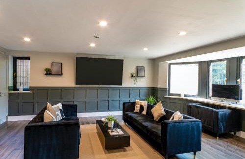 Doncaster Villa | 5 Bed Villa-Sleeps 10-Hot Tub-Bar & Pool table