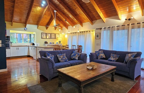 Muri Cabin | 5-Bedrm Family Oasis: Private Lodge w Pool, Sleeps 14, 3 Apartments, Free WIFI