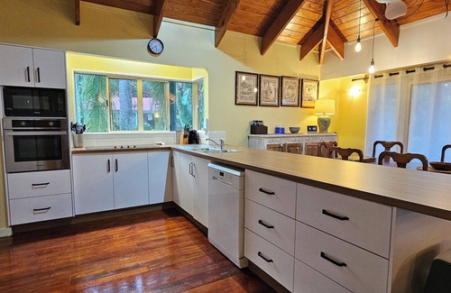 Muri Cabin | 5-Bedrm Family Oasis: Private Lodge w Pool, Sleeps 14, 3 Apartments, Free WIFI