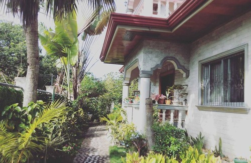 Basdiot House | 5 Bedrm villa by the seaside great for diving and snorkling family friendly.