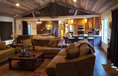Springerville Cabin | 5 bedroom, 2.5 bath, w/pool table