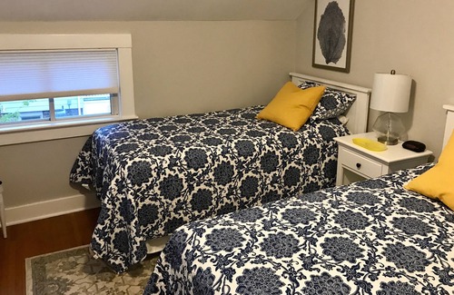 Olcott House | 5 bedroom, 2 bathroom home- Minutes from Niagara Falls