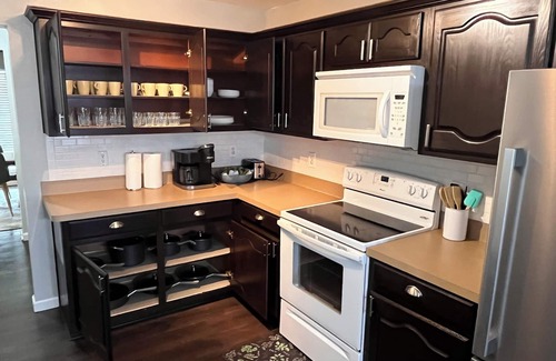 Greenville Villa | 5-bedroom , 2 king beds , Media Room villa in charming Greenville