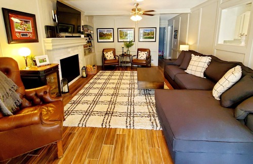 Sapulpa House | 5 Bedroom 3 bath Colonial Home with Turf Putting Green for Golf fans!