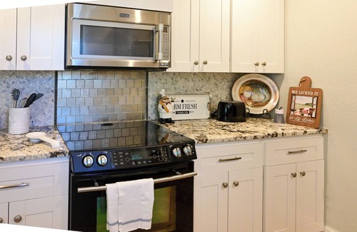 South Tulsa House | 5 bedroom 3 bath hot tub. 7 beds 6 cars parking and fenced yard .