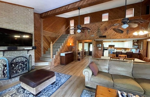 Point Venture House | 5 bedroom/4 bath TH, with private boat dock on Lake Travis in Point Venture