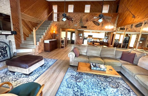 Point Venture House | 5 bedroom/4 bath TH, with private boat dock on Lake Travis in Point Venture