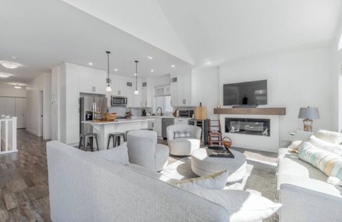 Okanagan-Similkameen House | 5 bedroom, 4 Bathroom on the LakenEnjoy Beach in Summer, Ski in Winter