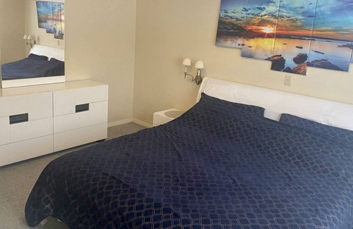Tiny House | 5 Bedroom, 6 bed’s Bungalow Cottage. 5 minutes to private beach