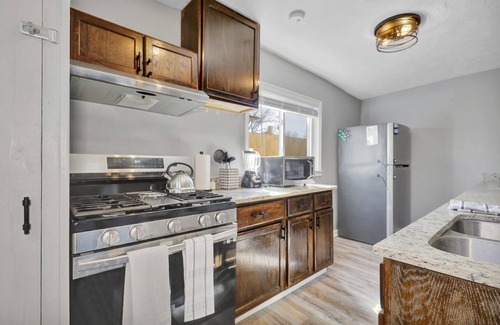 Lansing House | 5 Bedroom 6 Beds Cozy and Spacious Home