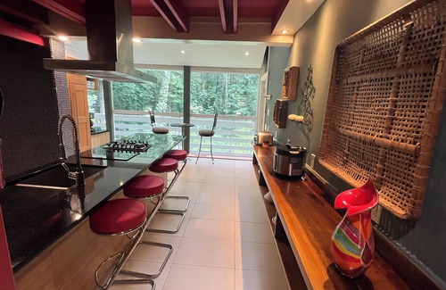 Northlake House | 5-Bedroom 6000SF wood and glass retreat in Atlanta, surrounded by greenery.
