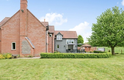 Attleborough Cottage | 5 bedroom accommodation in Caston, near Attleborough