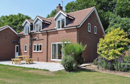 Arnold Cottage | 5 bedroom accommodation in Brandesburton, near Hornsea