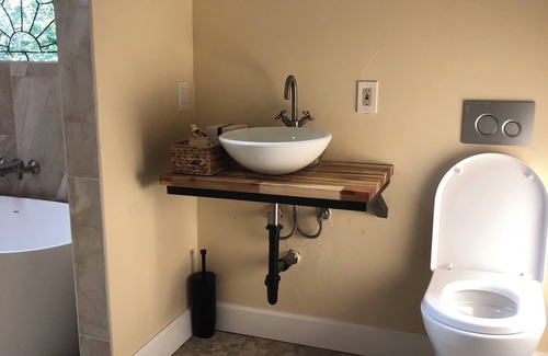 Fallbrook Bed & Breakfast | 5-bedroom bed & breakfast in awesome Fallbrook with WiFi