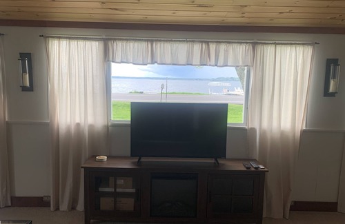 Saratoga Springs House | 5 Bedroom Bungalow on Beautiful Saratoga Lake