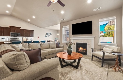 Caldwell House | 5 bedroom - Caldwell 83605, Relocations, Work Crews, Family
