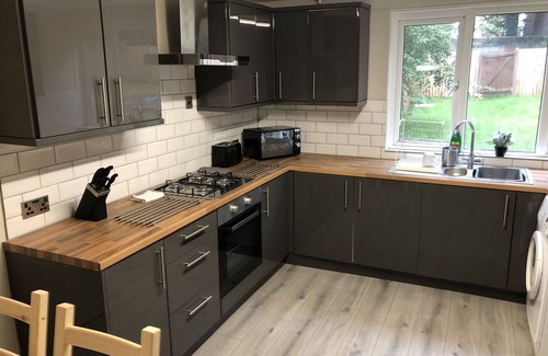 Camberley House | 5 Bedroom Camberley Airport Accommodation