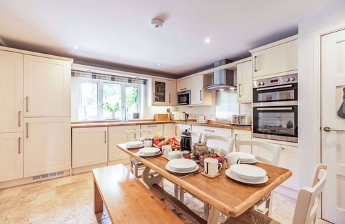 Longborough Cottage | 5 bedroom Cotswold holiday cottage with a superb garden - Elm Bank