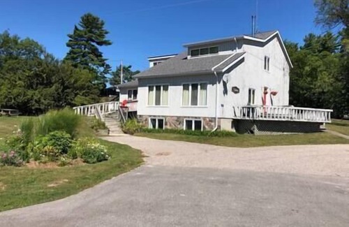 Honey Harbour House | 5 Bedroom Cottage on Georgian Bay - The Victoria