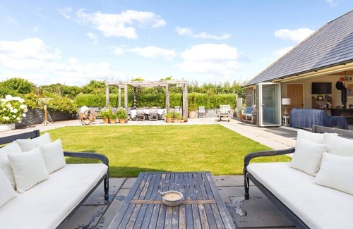 Weyhill House | 5 bedroom country house surrounded by rolling countryside with outstanding views