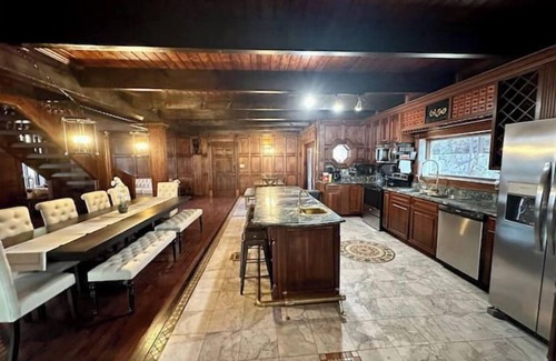 Bristol House | 5 bedroom Estate near casino & downtown