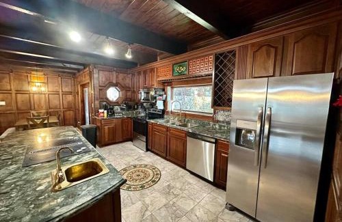 Bristol House | 5 Bedroom Estate near Casino and downtown