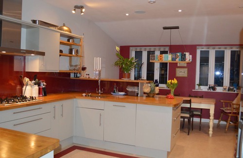 Botley House | 5 bedroom family home in friendly village by local country park, river and coast