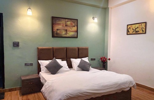 Gurugram Resort | 5-bedroom Farm Stay WiFi, AC, fitness room with Pool Party Luxury farmhouse