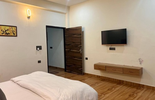 Gurugram Resort | 5-bedroom Farm Stay WiFi, AC, fitness room with Pool Party Luxury farmhouse