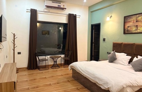 Gurugram Resort | 5-bedroom Farm Stay WiFi, AC, fitness room with Pool Party Luxury farmhouse