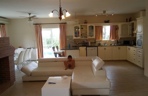Kallepia Villa | 5 Bedroom Fully Furnished Detached Villa, sleeps 11, Private Car & Pool,