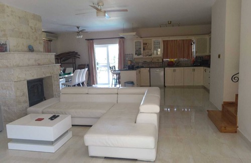 Kallepia Villa | 5 Bedroom Fully Furnished Detached Villa, sleeps 11, Private Car & Pool,