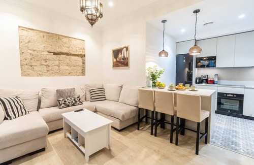 Santa Cruz House | 5-Bedroom Gem House in the Heart of Seville. 5 min from the cathedral