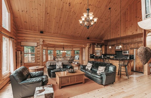 Fiddler Lake Resort Ski Chalet | 5-Bedroom Getaway with Sauna, BBQ, and Game Room