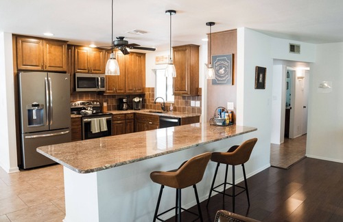 Scottsdale Country Acres House | 5-Bedroom GREAT RATE Pool Hot tub putting Green Old Town Scottsdale = FUN!