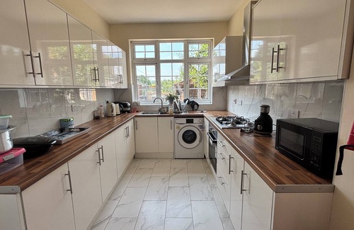 Luton House | 5 Bedroom Holiday Home Luton