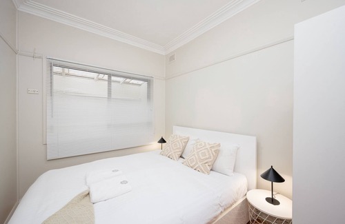 Revesby House | 5 Bedroom Home in Revesby-Sleeps 12