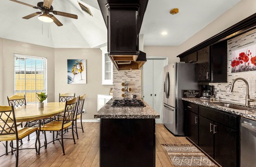 Pearland House | 5 Bedroom Home With A Private Pool & Spa.