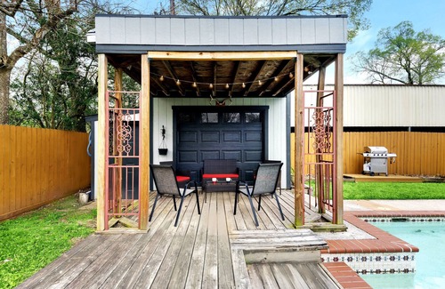 Pearland House | 5 Bedroom Home With A Private Pool & Spa.