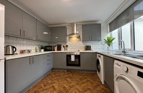 Madeley House | 5 Bedroom Home with Garden
