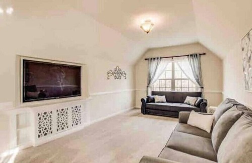 Stafford House | 5 Bedroom Home with Pool & Hotub