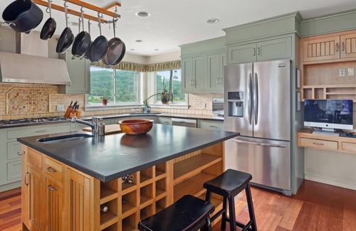 Moscow House | 5 Bedroom house available for a Winter Seasonal 2025 Easy Access to Everything