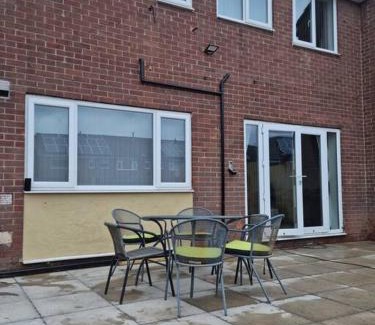 Ellesmere Port House | 5 bedroom house - Cheshire Oaks