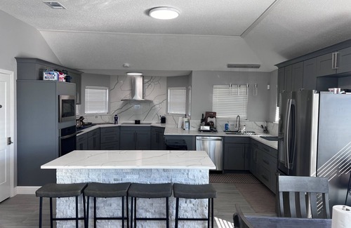 Lone Oak House | 5-bedroom house, pool, outdoor pizza oven, outdoor kitchen, lake view, secured