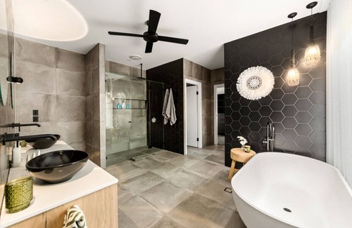 Kin Kin House | 5 Bedroom house, pool, wifi, fire place, sauna