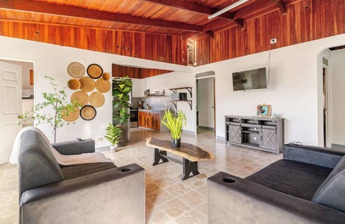 La Cruz House | 5-bedroom house, Private Pool, minutes to the Beach-WiFi, AC. Walk to restaurant