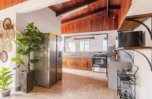 La Cruz House | 5-bedroom house, Private Pool, minutes to the Beach-WiFi, AC. Walk to restaurant