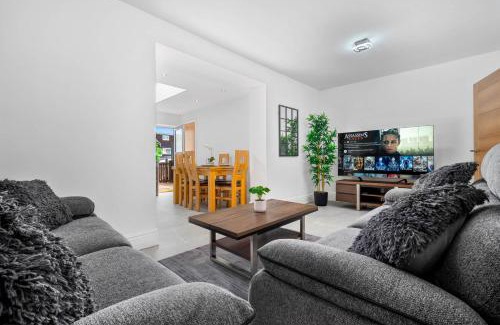 Olton House | 5 bedroom house Solihull 10 mins drive from BHX & NEC Private off road parking